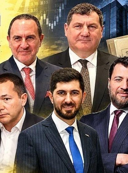 HaberReport's tweet photo. Fatih Altaylı:

"Bunların donuna kadar almayacak mısınız!

Tarihin en büyük dolandırıcılık operasyonlarından birini gerçekleştiren fonlara soruşturma açıldı ama sahipleri, yöneticileri, sorumluları her ne hikmetse son derece “yumuşak” bir muameleye tabi tutuluyorlar.

Yaptığı işlemlerin bir bölümünde bahis parası da var diye el koyulan Papara’nın patronu içeride. Milleti ve nihayetinde devleti göz göre göre, planlı ve hesaplı bir şekilde milyarlarca dolar zarara uğratan “dolandırıcılık” fonlarının kurucuları, işleticileri, yöneticileri dışarıda.

Çok açık söyleyeyim, toplum vicdanı bunu kaldırmıyor.

Rolls Royce ile gezip, yönetim kuruluna aldığı üniversite rektörünün üniversitesinde düzenlediği toplantıda eli cebinde ahkam kesen Emre Tezmen serbest.

Babalarının soyadı üzerinde yıllardır tepinen, para ve hava meraklısı Emre Alkin ve biraderi serbest. Tamam, tutuklanmasınlar ama en azından bu işlerden elde ettikleri paralar bir sorgulansın.

Kimi davalarda, dava konusu ile alakası olmayan servetlere kayyum atanır, milletin mal varlıklarına el koyulurken, bunlara bir şey yapılmıyor olması sizce makul mu, adil mi, hak mı! 

Adam üniversite rektörü olarak, üniversitesinin adını, saygınlığını idarecisi olduğu fona peşkeş çekiyor. 

Sonra fon batıyor bu adam ellerini çalkalayıp çıkıyor! Milletin, devletin milyarları gitmiş, umurunda değil.

Benim ve yüzlerce kişinin uzaktan gördüğü rezaleti bu heriflerin, işin içindeyken görmemeleri mümkün mü!

Tabii değil. 

Ama parasını alıyor, adını ve kimilerince var olduğu zannedilen saygınlığını kiralıyor. Sonrası umurunda değil! Sonra iş patlıyor ama bunlara hiçbir şey olmuyor.

Adını, unvanını yeni bir üçkağıtçıya kiralamak için yola devam ediyor.

Olacak iş mi!"