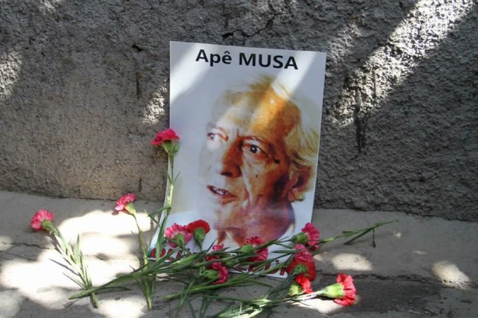 ToplumsalMht170's tweet photo. 20 Eylül 1992’de Diyarbakır’da JİTEM tarafından katledilen gazeteci-yazar Musa Anter (Apê Musa),katledildiği sokakta anıldı. https://t.co/bN73uhh0hO