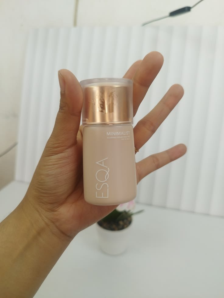 SisilMark's tweet photo. SKIN TINT TER GONGGG YANG PERNAH AKU TEMUINNN, ini coverage nya okee parahh, dipake se biji jagung aja udah bisa nge cover imperfection kita, shade nya juga ada banyakk. ini mau dipake ke acara formal okee banget, buat daily jugaa oke kok karena kita bisa atur coverage nya! https://t.co/y7aJaynwDk