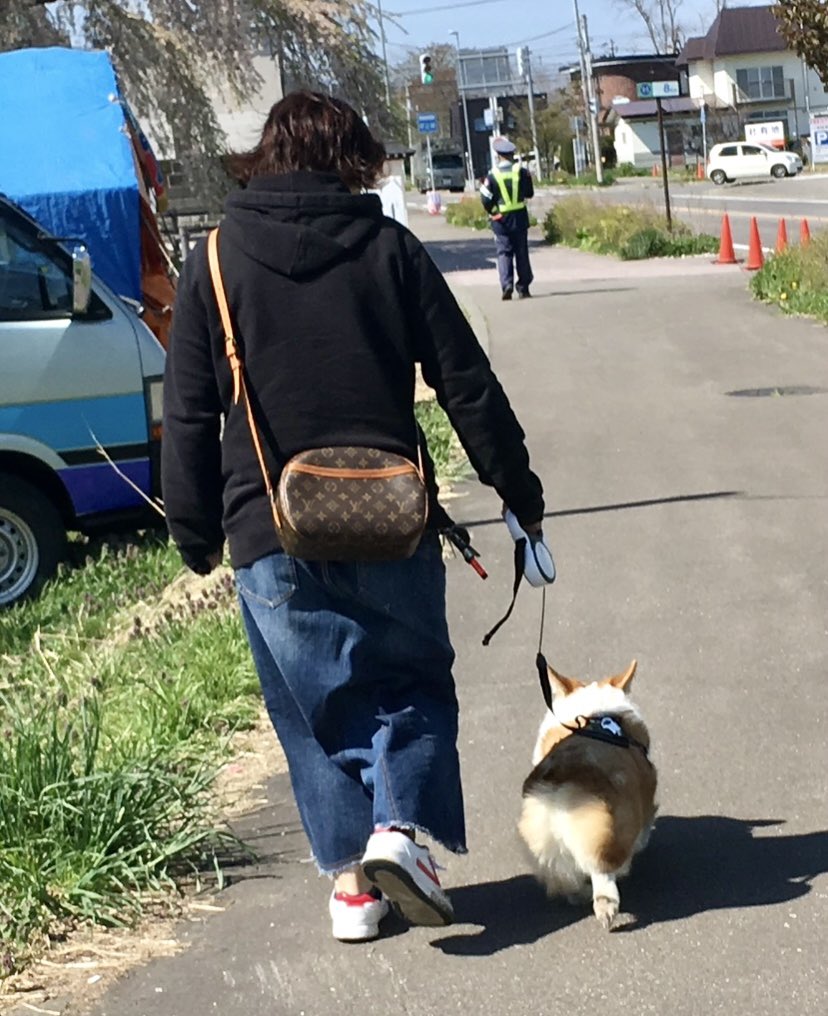 45oku_'s tweet photo. ひ〜〜〜〜😭ミシン壊れたった
29年使ったから寿命だね

古着リメイクしてスカートやトート
おままごと用にエプロン
最後にこさえたのは
コエン姉さんリクエスト巾着袋
たくさん楽しませてもらいました

お金貯めてミシン買お https://t.co/KMh0U4hmYh