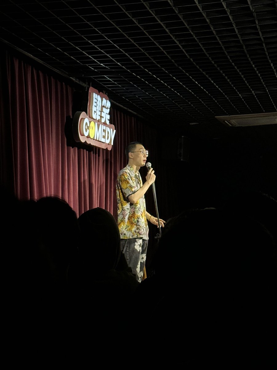 em8mapeterr2obi's tweet photo. Just told the crowd a dad joke about bread – half the room groaned, the other half pretended they didn’t hear it. 10/10 perfect set.， https://t.co/0u5RaCeT5Y