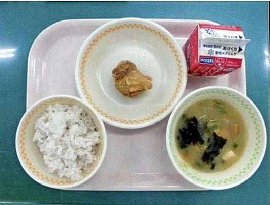 111136J's tweet photo. @tentenpumz アジアの恥である（潜在的に遺伝的欠陥を抱えた）劣等民族JAPの食事です。
1枚目はレイシスト軍隊の自衛隊の食事です。
2枚目は短足奇形JAPの幼体の給食です。 https://t.co/fpIQSb5nJE