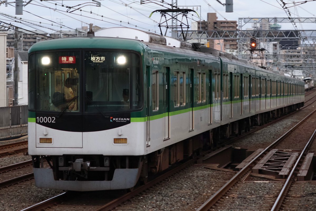 recha963's tweet photo. B1750H 特急 枚方市行き
京阪10000系 10002F (10002-⑦-10052)

毎年恒例、水都くらわんか花火大会開催に伴い運転された臨時特急
今年はVVVF車の10000系が登坂しました https://t.co/olfb7u54Sv
