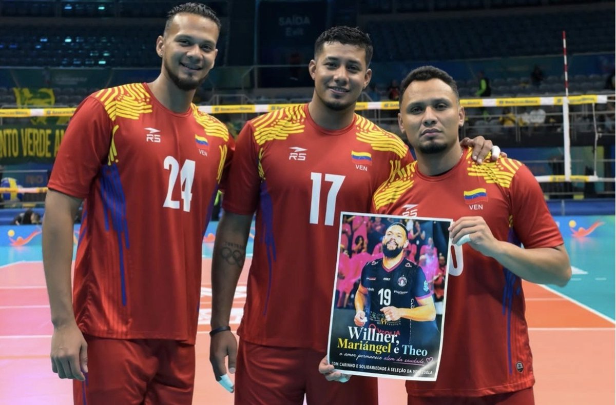 Jakub110Jakub's tweet photo. ❗️ "WILLNER, WE WON FOR YOU,
WE MISS YOU". ❤️

Reprezentacja Wenezueli odniosła pierwsze zwycięstwo na turnieju Mistrzostw Ameryki Południowej 2O26, pokonując (3-1) Boliwię. 

Po zakończeniu meczu, podopieczni Rubena Wolochina zadedykowali to zwycięstwo tragicznie zmarłemu podczas trzęsienia ziemi Willnerowi Rivasowi, do niedawna kapitanowi i najważniejszej postaci reprezentacji Wenezueli. 

🎙: - Tęsknimi za nim. Czujemy jego obecność i robimy to wszystko teraz z myślą o nim i jego rodzinie. To nie takie proste pogodzić się ze stratą brata, który był naszym kapitanem. - Ronald Fayola, przyjmujący reprezentacji Wenezueli.

Foto: CBV.
#poddsiatka