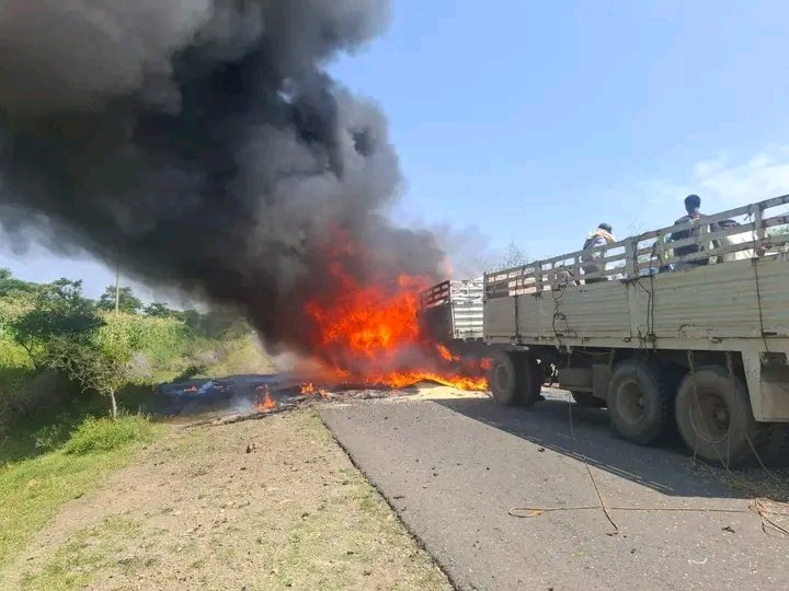 Saymen_mehari's tweet photo. 🚨💔 DRONE STRIKE BURNS GRAIN AID FOR DISPLACED FAMILIES IN TIGRAY

Oct. 1, 2019 E.C.: A drone reportedly struck a grain truck carrying aid from Shire to Shiraro, burning the vehicle and food in Adi Daero.

🌍 UN, AU &amp; WORLD LEADERS: 
#Tigray #HumanitarianAid #ProtectCivilians https://t.co/Q7vineMUyH