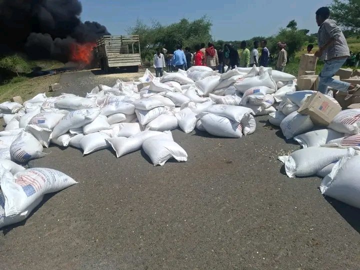 Saymen_mehari's tweet photo. 🚨💔 DRONE STRIKE BURNS GRAIN AID FOR DISPLACED FAMILIES IN TIGRAY

Oct. 1, 2019 E.C.: A drone reportedly struck a grain truck carrying aid from Shire to Shiraro, burning the vehicle and food in Adi Daero.

🌍 UN, AU &amp; WORLD LEADERS: 
#Tigray #HumanitarianAid #ProtectCivilians https://t.co/Q7vineMUyH