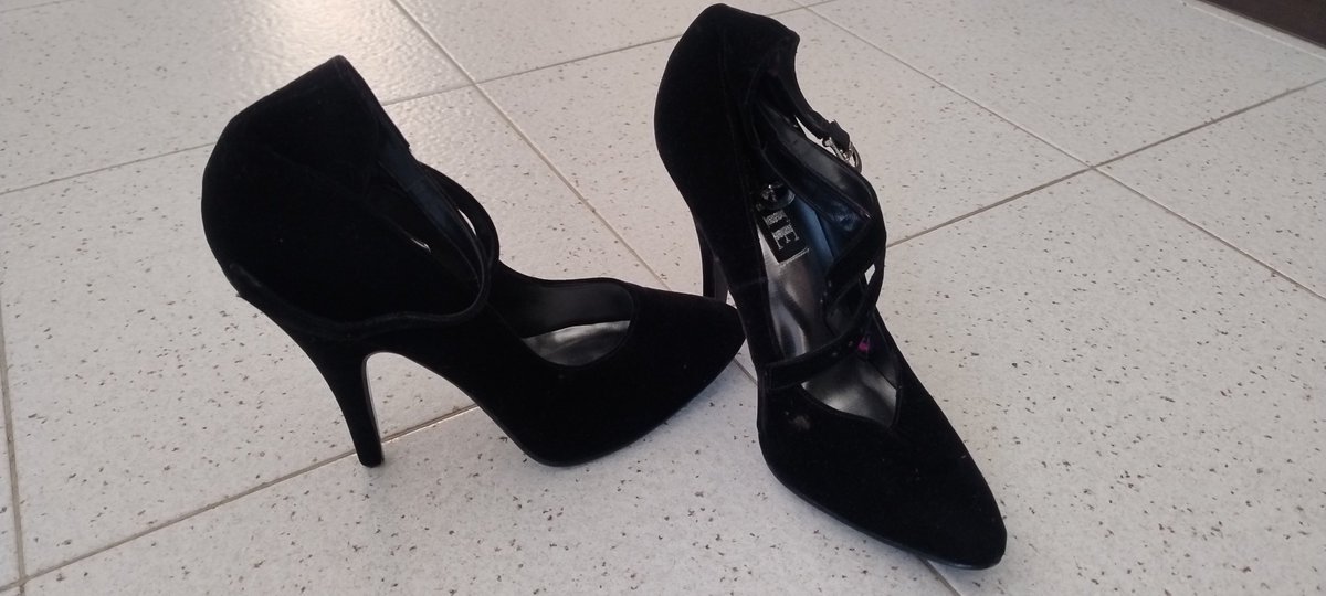AlexyaAss's tweet photo. I'm selling used heels https://t.co/TEynmcCzd5