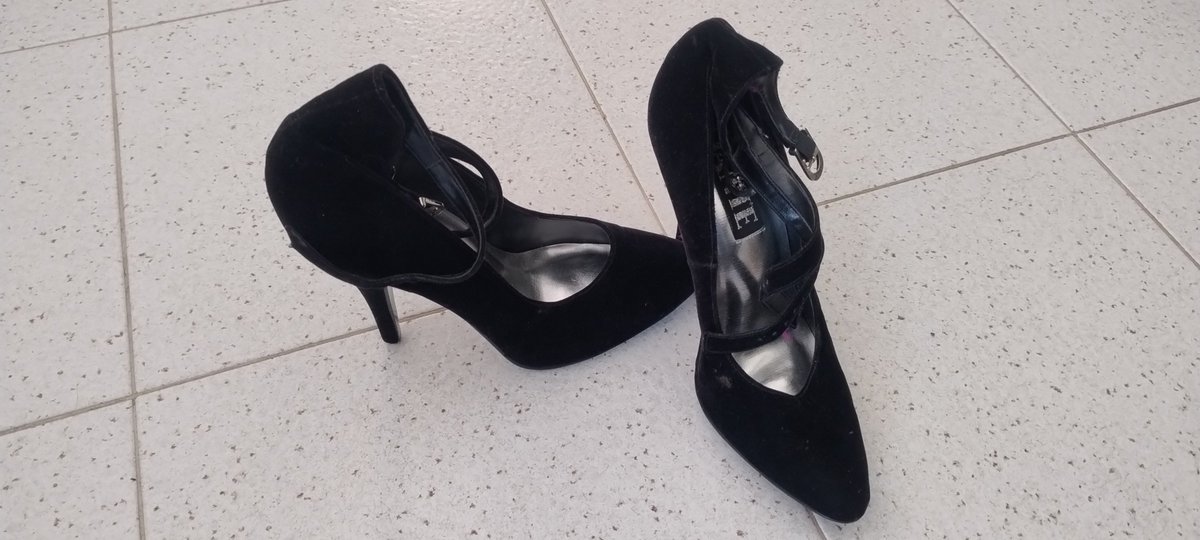 AlexyaAss's tweet photo. I'm selling used heels https://t.co/TEynmcCzd5