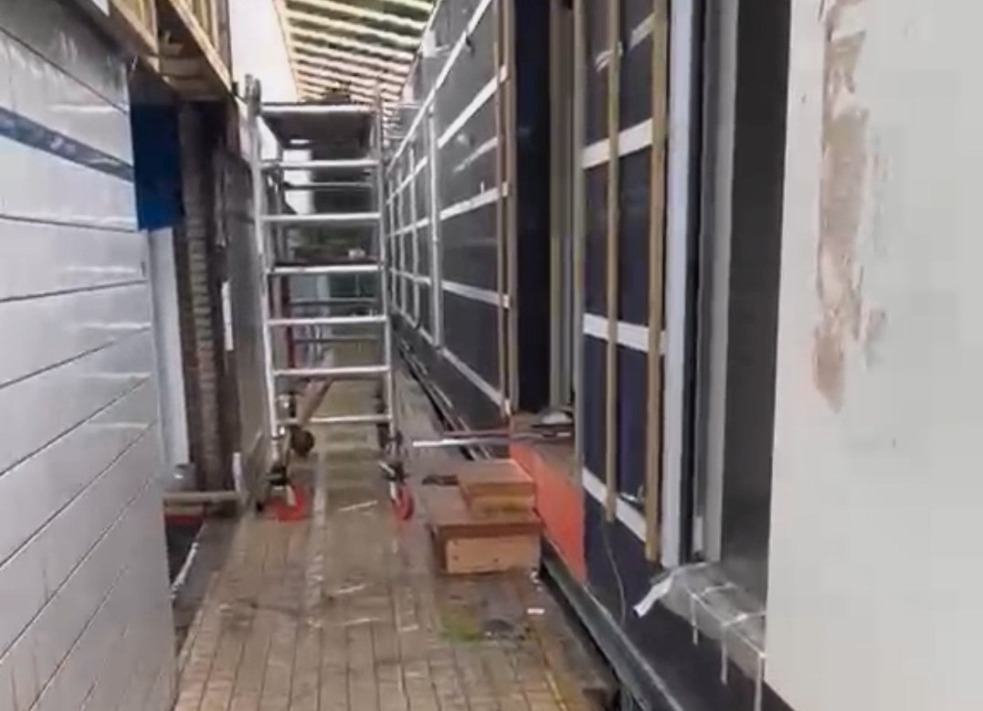 vv_sliedrecht's tweet photo. Oplevering kleedkamers VV Sliedrecht opnieuw vertraagd: De oplevering van de nieuwe tijdelijke kleedkamers van Voetbalvereniging Sliedrecht is opnieuw vertraagd. De bedoeling was dat de 14 nieuwe units op 23 september 2026 zouden worden opgeleverd. De… https://t.co/MWVPoprsKP https://t.co/a0Exs9D7BT