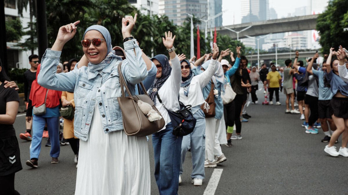 RFI's tweet photo. Indonésie: pour réduire la pollution de l'air, Jakarta organise le «car free day» chaque dimanche matin
➡️ https://t.co/yTcVhAI8Re https://t.co/XCq10dtYna