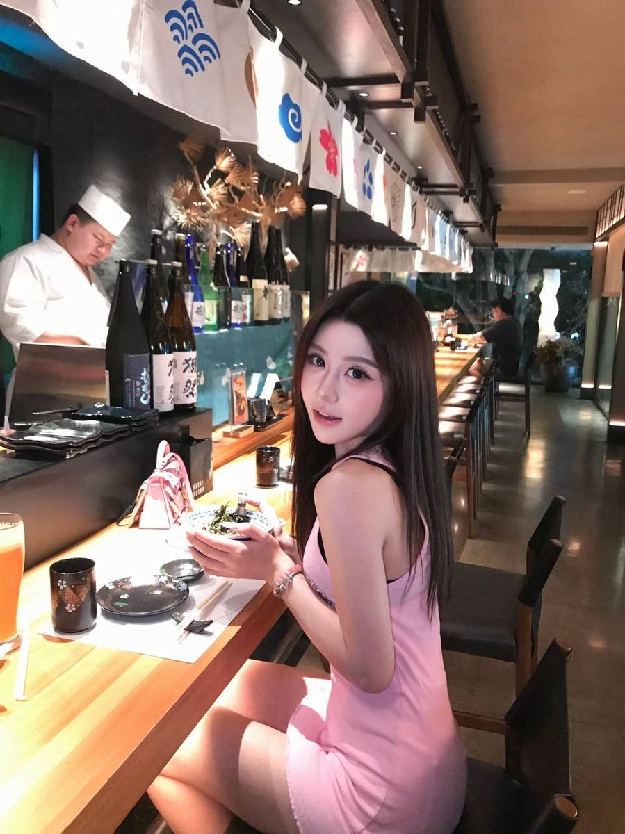 RercardoDaFa's tweet photo. 我承认我很花心 又喜欢了这个在吉隆坡上学的妹妹 03年的，23岁左右，身高168，体重47，身材偏瘦，B杯，纯天然无整容，整体看起来干净清爽。
性格开朗又稳重，事少，会画画、喜欢喝茶，偶尔还能做点小饭。活好，新人感觉不强，相处起来比较轻松自然。
居然还是一只小m 好反差好喜欢🙈 https://t.co/2yIs9bdPEW