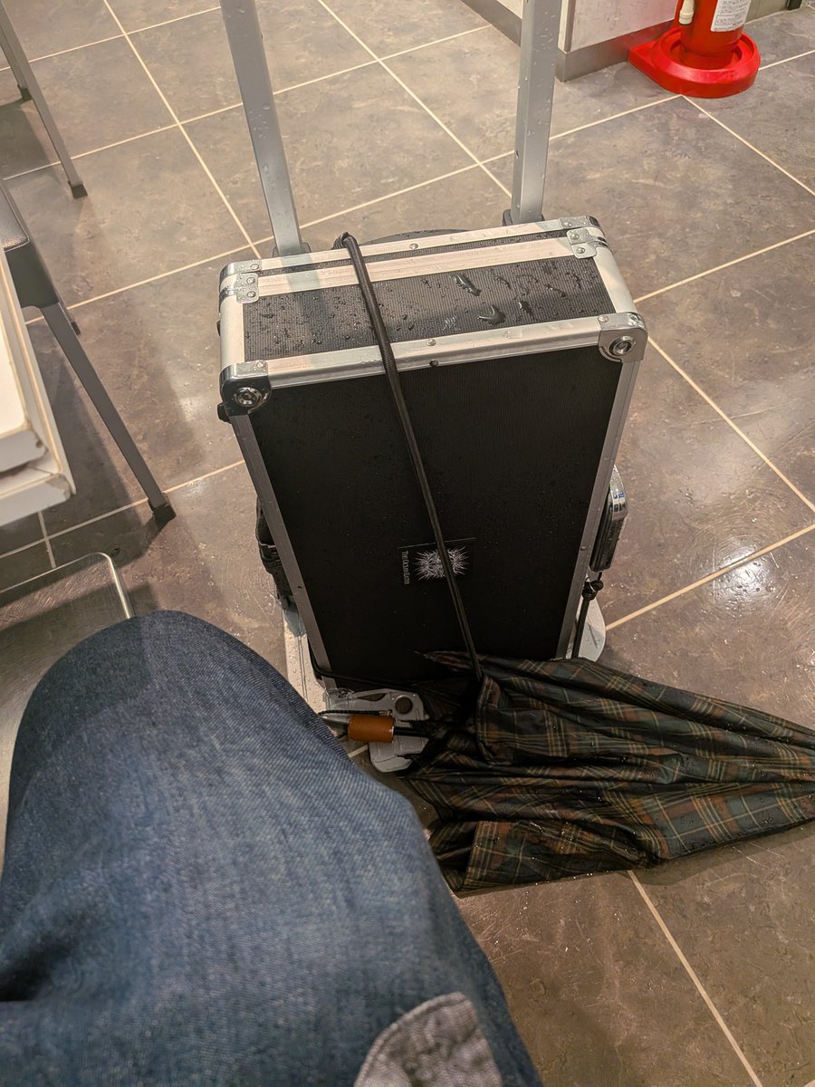 kinda_zombie's tweet photo. びしょ濡れのエフェクターボード
何気に中身はケンパー一台買えるぐらいでつ https://t.co/7Y2Ww05tuq