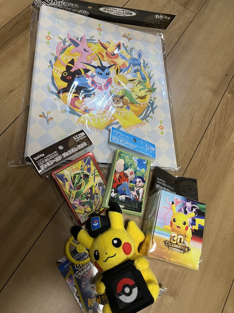 roppuI's tweet photo. ポケカ特設ストアの戦利品

ファイルとケース、スリーブ、限定カラビナマスコット

サザレさんは自分の趣味です　はい

ピカチュウ好きな息子氏はコインのガチャでピカチュウを当てて喜んでいた　早速ぬいにセットしていた https://t.co/ggIq4tTOiH