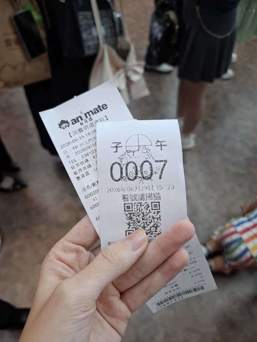 liuli_0917's tweet photo. 不管幾次跟油魯諾講話都好緊張啊啊啊
這次好多人 很幸運有抽到 (/^▽^)/

以下是我還記得的對話內容⬇️
跟哥講了我要考證照很痛苦
🐊：加油！你信耶穌嗎
 我：沒有但可以去廟拜拜
🐊：關聖帝君會保佑你

謝謝超級好笑
總之能跟哥聊到天真是太好了
完全有被充電到⚡️
#moonlit2anniv
#2YYEARS https://t.co/b0bYSMIvZb