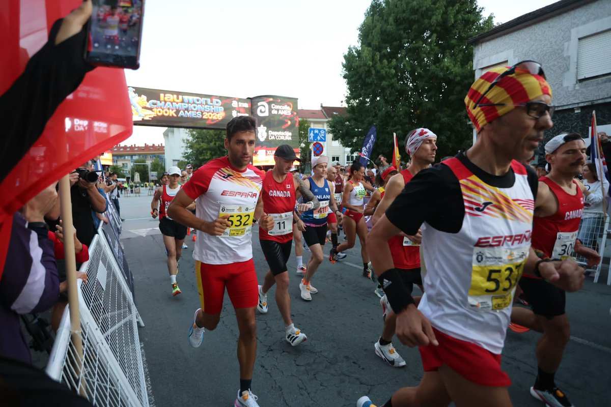 concellodeames's tweet photo. Saída da carreira do XXXIII Campionato do Mundo IAU de 100 quilómetros 🏃🏻♀️🏃 desde a rúa Alcalde Lorenzo, nas categorías absoluta e máster, esta mañá!
Moita forza a todos os participantes 🙌🏻🙌🏻
#Ames #Deporte #IAU #Atletismo #ConcelloDeAmes https://t.co/zxnFtdyR7J