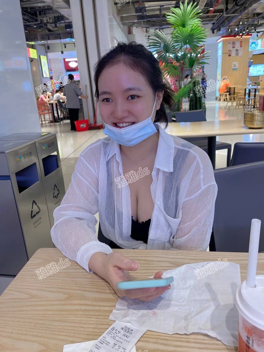 XXC6XC's tweet photo. 越来越觉得老婆有韵味了~

今晚故意穿得这么骚，让我更想把她按在桌子上，当着所有人的面把这件衬衫彻底扯开。

@Sentoyun
@Sentodan
@Sentofen
@Sentohua https://t.co/Nr3ByydKeH
