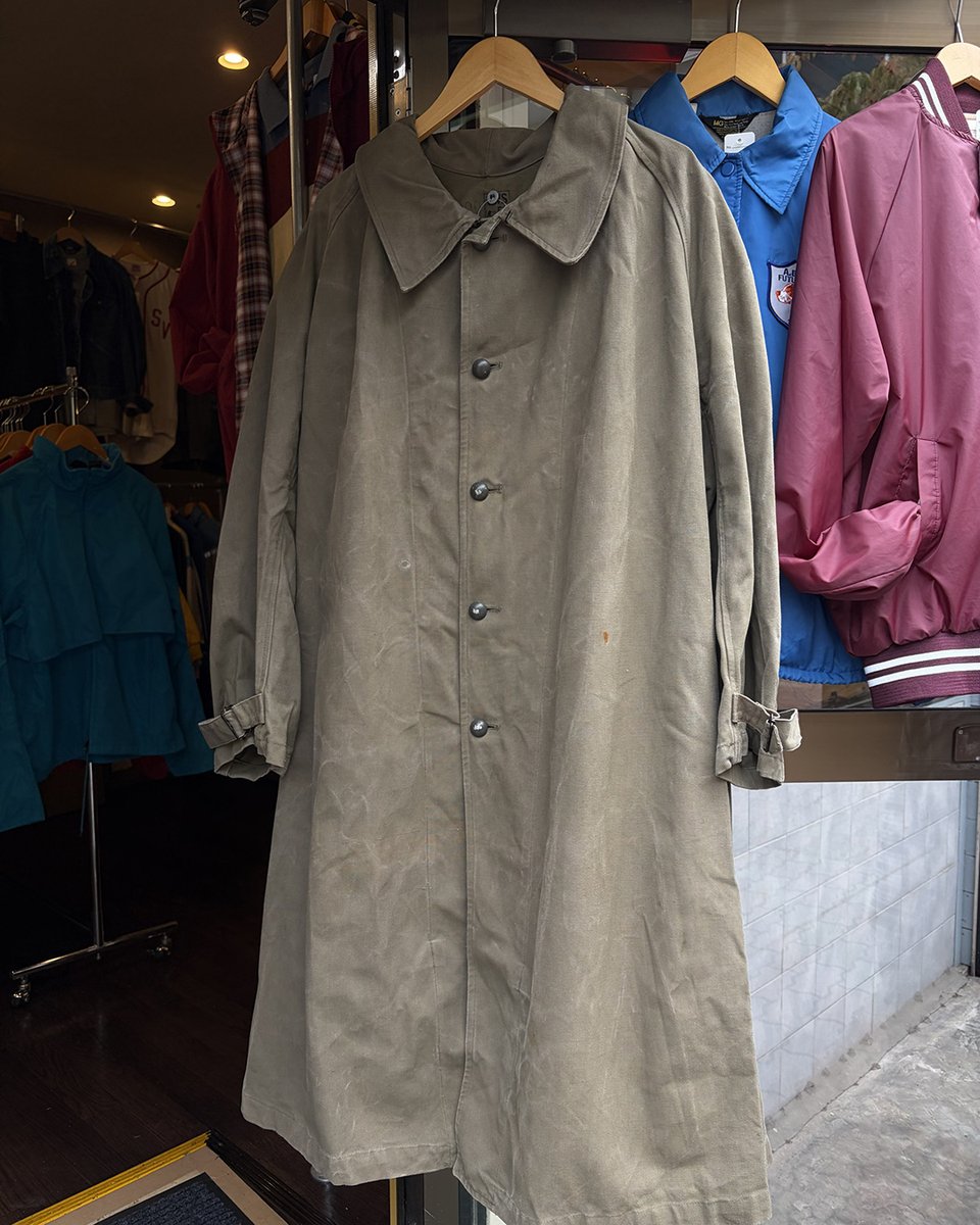 idinfo0942's tweet photo. M-35 フランス軍 モーターサイクルコート、1950年代。

カーキのコットン生地、大きなストームカラー、フロントは5つボタン留め。袖口はストラップで調整できます。

経年の色落ちとシミがあり、古着としての味わいがそのまま残っています。

サイズは店頭でご確認ください。 https://t.co/7IbEFm8Z7l