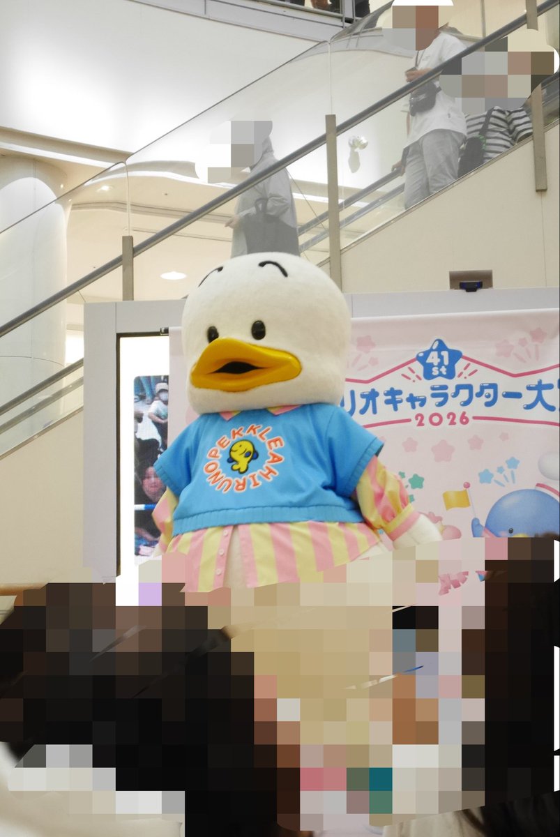 8itsu8's tweet photo. 2026年サンリオキャラクター大賞
応援ありがとうステージショーの
イオンモール伊丹であった
あひるのペックル見て来た^ ^💛💙
7時すぎに到着して無事整理券をゲットして近くで見れました🥰
ピューロでクエワンを２回から見ただけだったので
近くでペックル様見れて幸せでした🤤💙💛
ありがとうペク！ https://t.co/925G7kjtLY