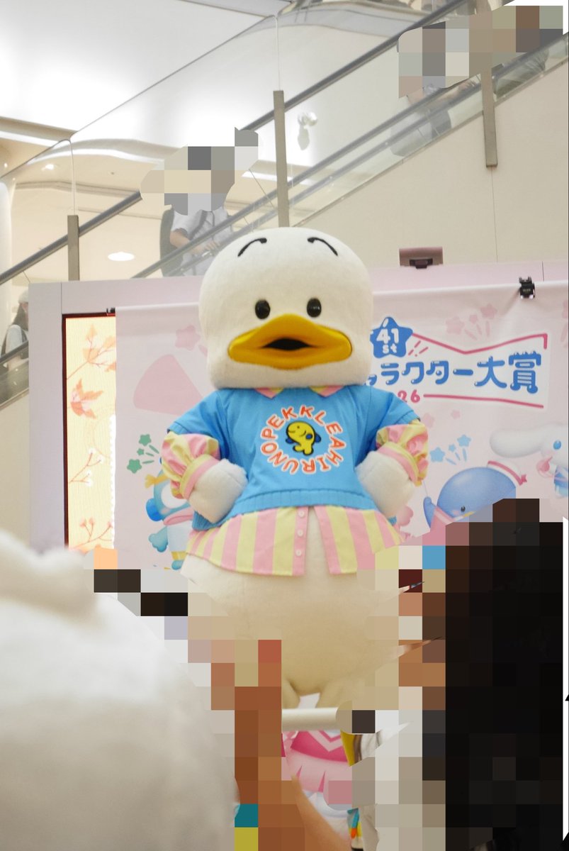 8itsu8's tweet photo. 2026年サンリオキャラクター大賞
応援ありがとうステージショーの
イオンモール伊丹であった
あひるのペックル見て来た^ ^💛💙
7時すぎに到着して無事整理券をゲットして近くで見れました🥰
ピューロでクエワンを２回から見ただけだったので
近くでペックル様見れて幸せでした🤤💙💛
ありがとうペク！ https://t.co/925G7kjtLY