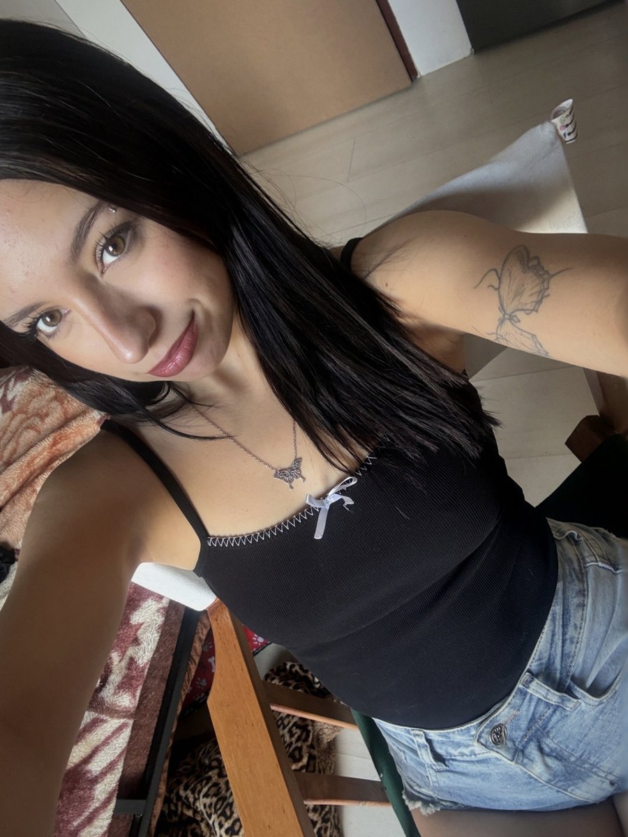 glamdarling68's tweet photo. my daily reminder that i deserve to be worshipped 💅 https://t.co/a7Xx8yKjsa