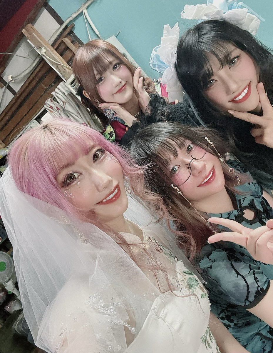 halalia_02's tweet photo. 9/20 おふぇ得★ロングチャイナLIVEっ@ 日本橋UPs
　
本当の楽屋❤️
みんな華やかで可愛いいい❣️
そして餃子食べたすぎるうう🥟 https://t.co/fW2hOEyloK