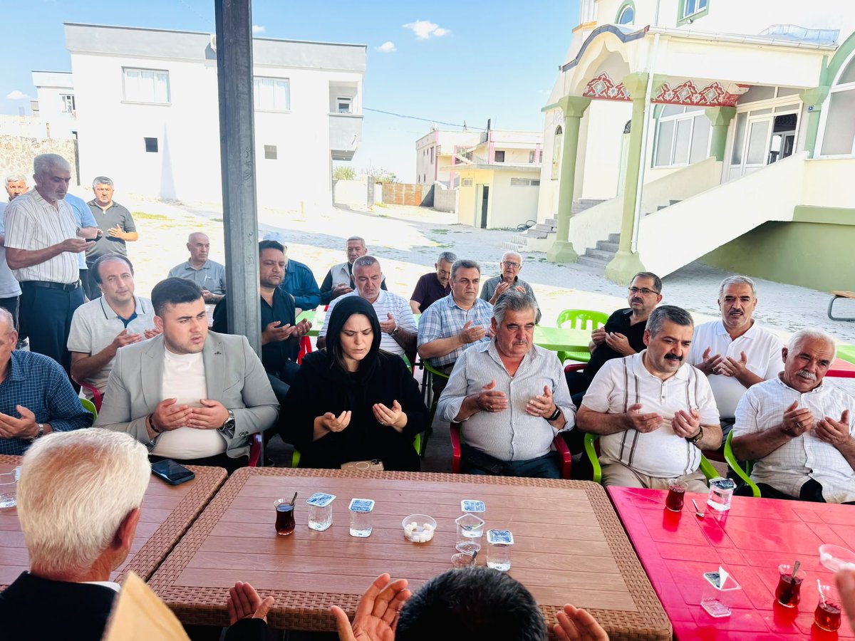 akgncsehitkamil's tweet photo. İlçe Başkanımız Sn.İsmail Güler Kadın Kolları Başkanımız Sn.Yasemin Karaca Ersöz, ile birlikte;

Önceki Dönem Mahalle Muhtarımız Sn.Hüseyin Gülsever ve Günürge Mahalle Temsilcisimiz Sn.Hasan Gülsever’in Dayısı Mustafa Beyaz’ın  Taziyesine katılım sağladık.

Merhum’e Allahtan Rabbim Ailesine Baş sağlığı diliyorum.

Rabbim Mekanını Cennet eylesin inşallah 🙏

@avyusufibis
@abdulhamitgul 
@fatihseyrekk
@fmfedaioglu 
@FatmaSahin 
@avmustafadurmus 
@ismailguler027
@umutymz 
@avyaseminkaraca 
@bese_yakup