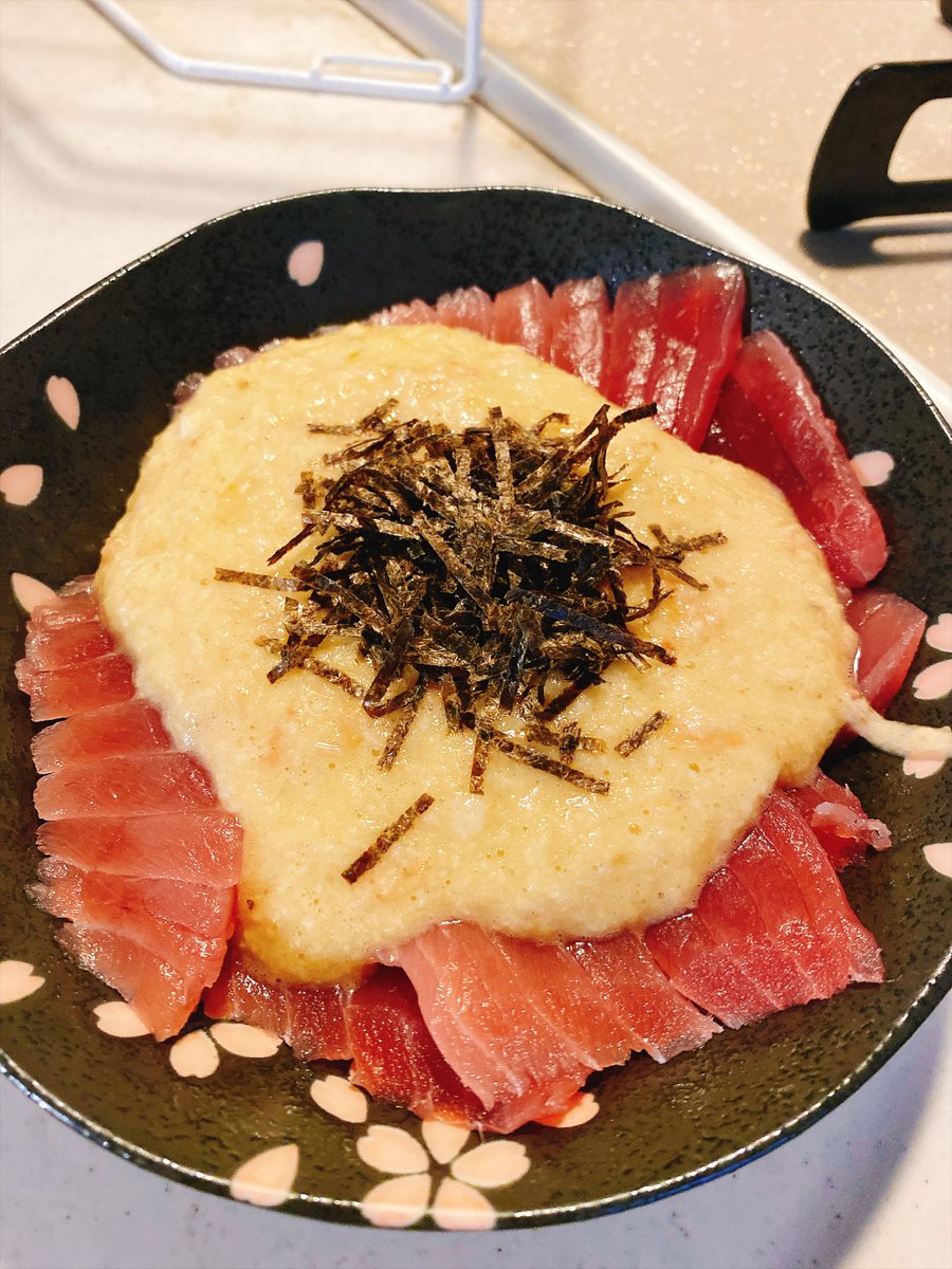 tamocamp's tweet photo. 皆さん今日もお疲れ様でした
今晩はマグロの山かけです
何のお酒にも合うお味ですよ🤤

それではかんぱーい🍺*(ˊᗜˋ*)و✨️ https://t.co/KvNBvsxJzF