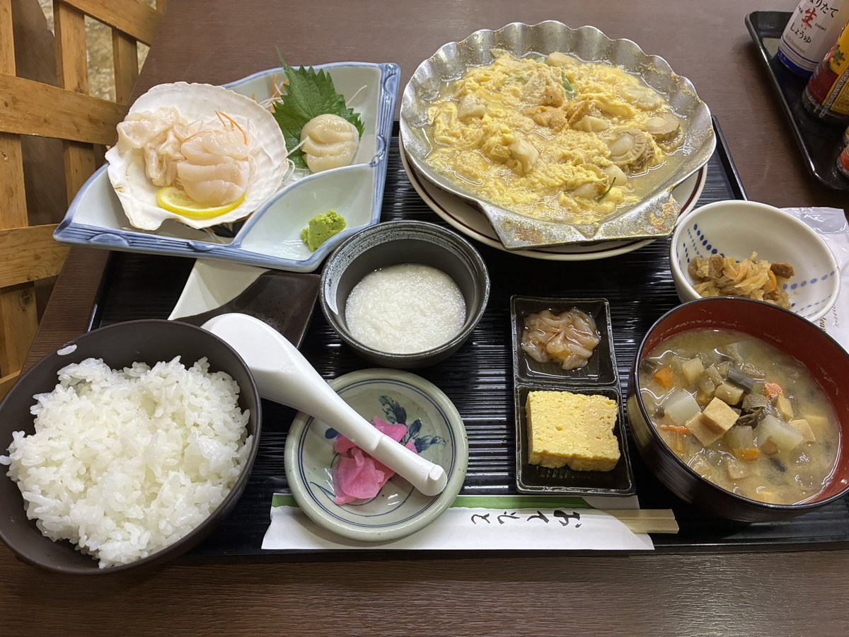 Re_mom_'s tweet photo. 青森駅って海目の前なんだね。
あと、クソ並んでるとこで帆立くうた。 https://t.co/ITKfBhYSss