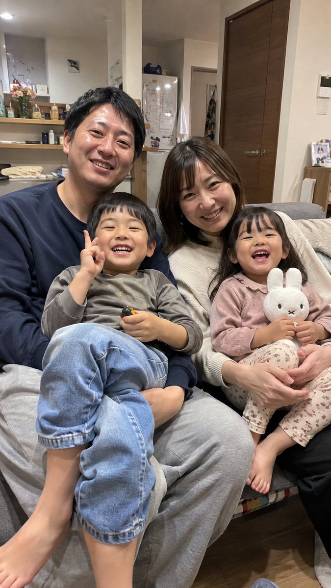 mastersugee's tweet photo. 社会貢献度が高いのはどっちだと思う？

←世帯年収1,800万円子無しパワーカップル　　世帯年収600万円子供二人の平均的夫婦 https://t.co/69J6wJ5aZ1