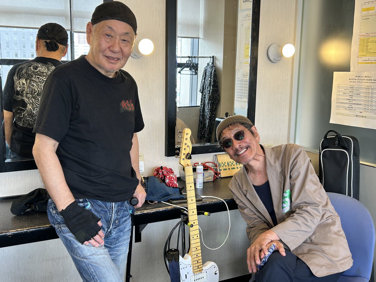 izumiyaTV's tweet photo. 近藤房之助さんと。「白いギターは俺は似合わないんだよなぁ」と言いつつこの後、掛けさせてもらいました。 https://t.co/oDgqhCgheh