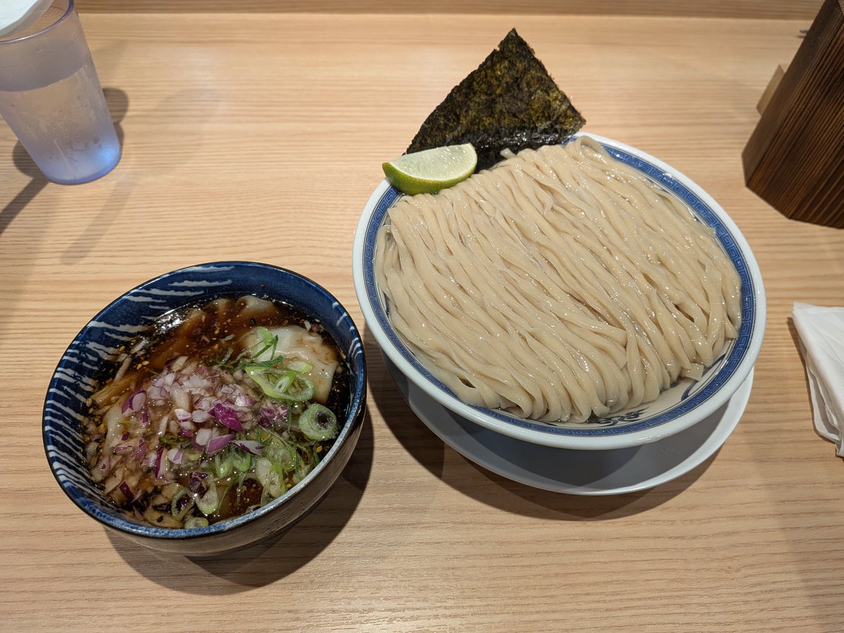 mamyisan's tweet photo. 志木市 千乃鶏 志木店 さん
鰹昆布水つけ麺(醤油) 1,050円 ＋
わんたん3個 180円 ＋
麺大盛り  150円

久々！
最高の昆布水つけ麺を堪能しました👍
平打ち極太麺が冷やされてバツバツの食感！
藻塩をふりかけて麺だけ堪能🥰️麺美味すぎる！
ガツンとパンチのあるつけ汁につければ昇天😇

2026年98杯目 https://t.co/Fg9rvVIv3e
