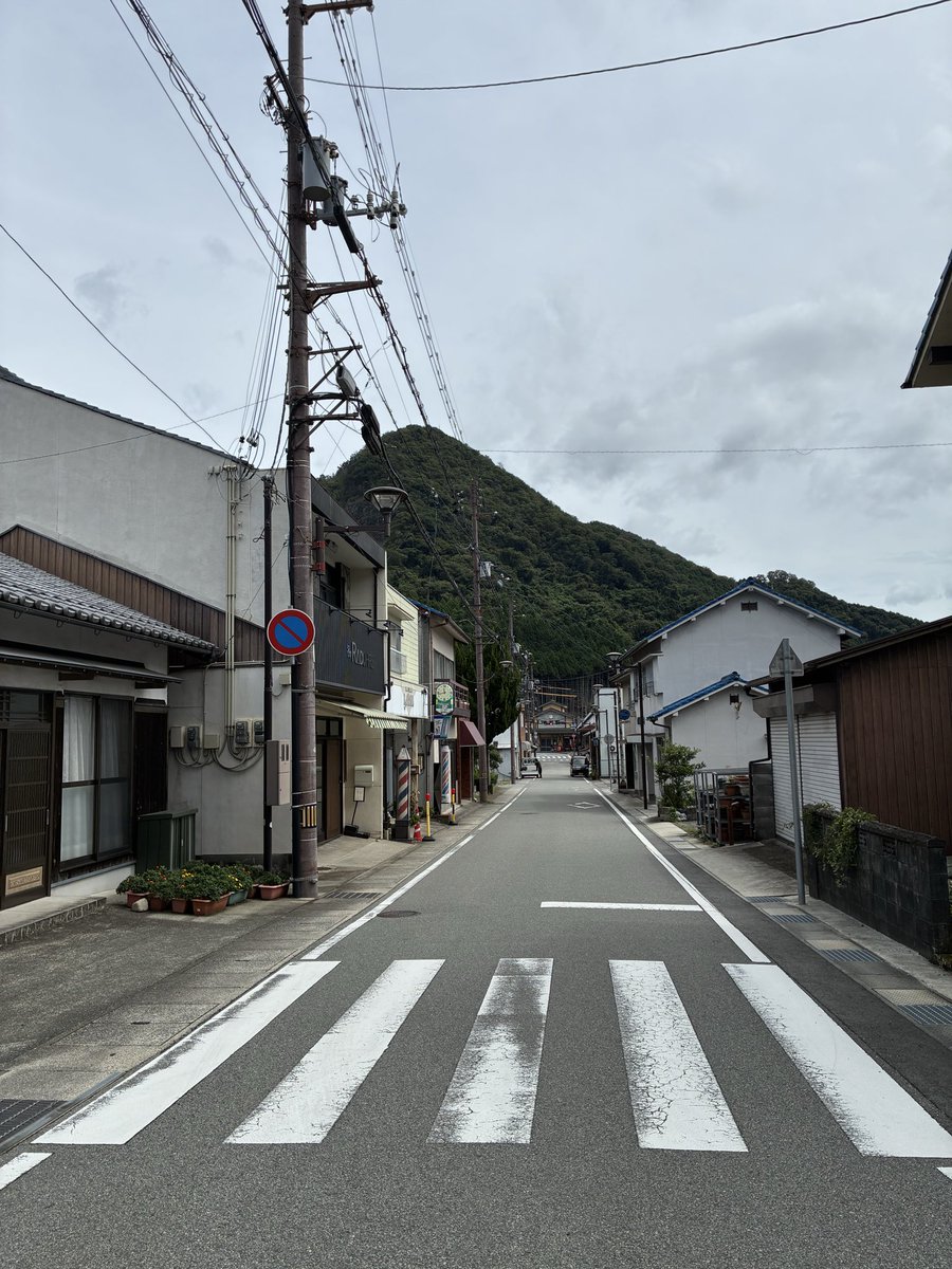 taruru_to_desu's tweet photo. のんフィクション
まだ読んでる途中やけどのんちゃんの原点の故郷を訪問
家の裏の田んぼはすでに刈られたあと
彼岸花が咲き出した
のんちゃんが住んでたころと大きくは変わってないかもしれない
今でも玲奈ちゃんが元気に走り回っていそう
#のん #能年玲奈 #神河町 https://t.co/smkBxIL1tS