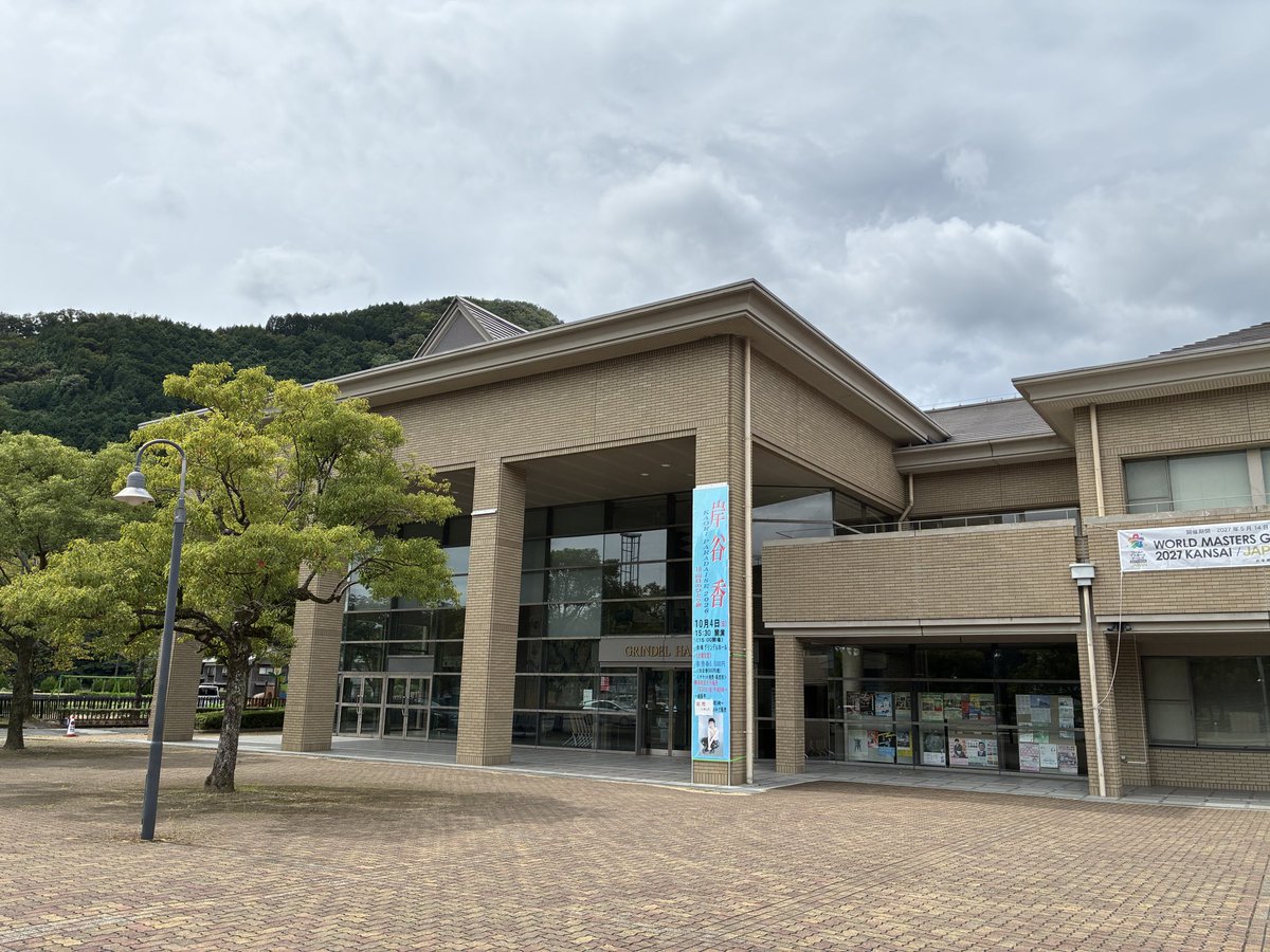 taruru_to_desu's tweet photo. のんフィクション
まだ読んでる途中やけどのんちゃんの原点の故郷を訪問
家の裏の田んぼはすでに刈られたあと
彼岸花が咲き出した
のんちゃんが住んでたころと大きくは変わってないかもしれない
今でも玲奈ちゃんが元気に走り回っていそう
#のん #能年玲奈 #神河町 https://t.co/smkBxIL1tS