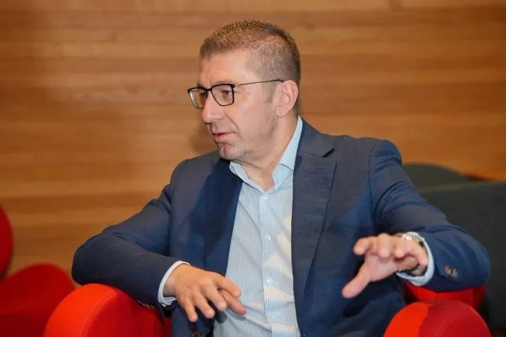 VladaMK's tweet photo. Мицкоски во интервју за МИА од Вашингтон: Во оваа Влада, САД гледаат исклучително близок пријател во регионот и во Европа, нивната поддршка останува непроменета, договараме капитални проекти ⬇️

🔗https://t.co/noBXcon8kY https://t.co/SNUklndz9w