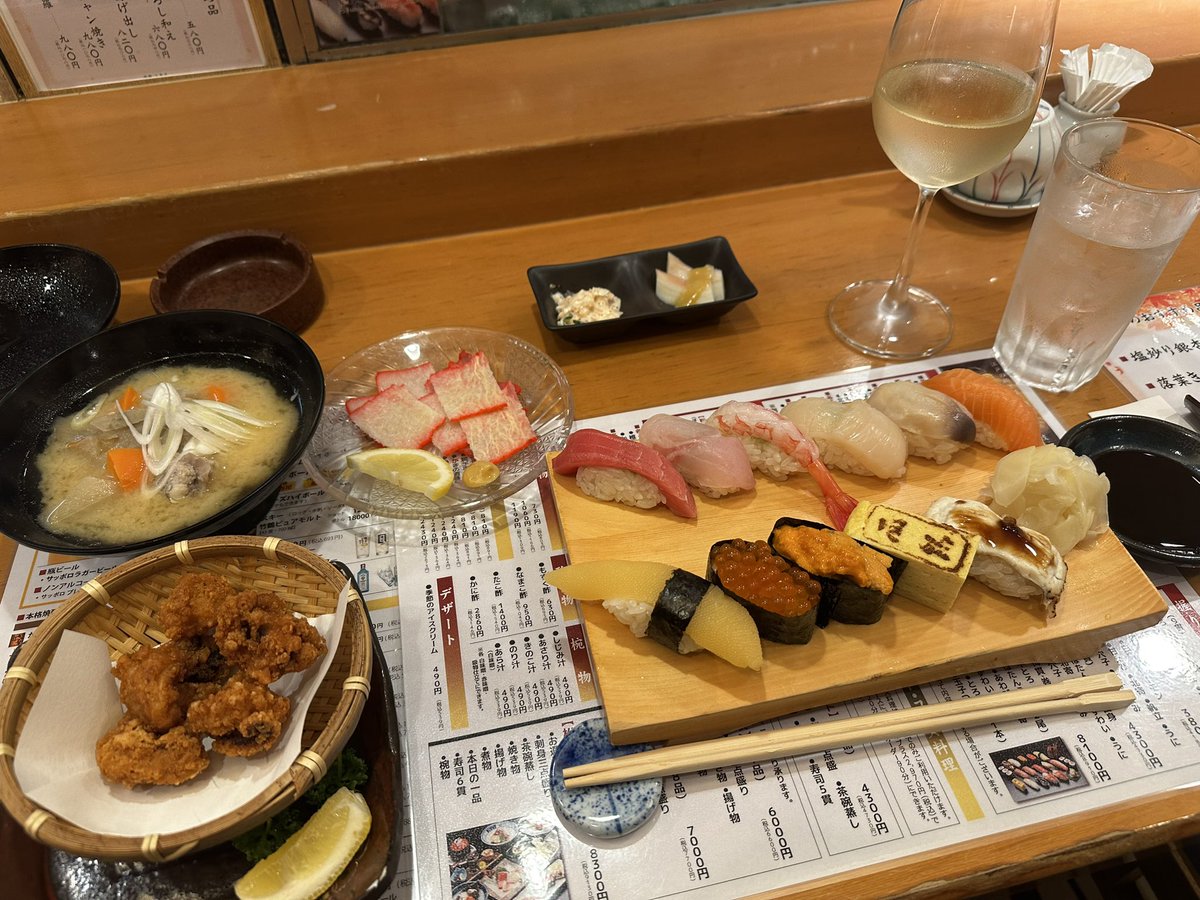 sliceandthrow's tweet photo. 札幌に着いてまず最初に食べたのは…お寿司と白ワイン！
さすが北の大地👏
めっちゃ美味しかった☺️ https://t.co/ZYCQKeDMZo