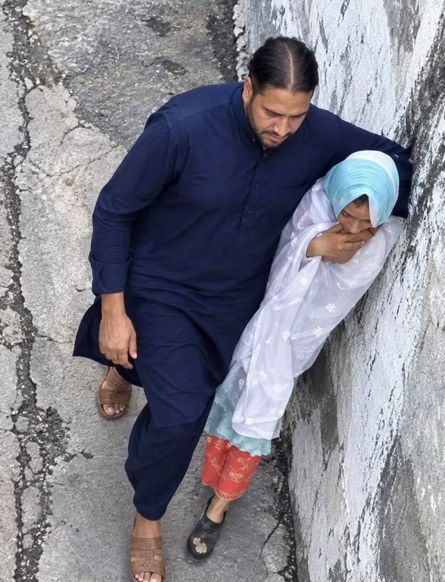 ia_rajpoot's tweet photo. صوابی مینئ سے 
جاگ صوابی جاگ 
مینی جوناخیل اس شخص کو پہنچاننے میں مدد کریں پہچان کرنے والوں کو انعام دیا جائیگا  کل 3:45 منٹ پر واردات نہ جانے اس نے اور کتنے واردات کئے ہوئے ہیں اگاہی کے لئے شئیر کری آس پاس جہاں بھی کیمرے لگے ہیں وہ دیکھیں اور خدا کے لئے ابھی بھی وقت پے ان جیسے بے غیرتوں کو پہچانے ہر محلے میں ایرے غیرے شخص سے لازمی پوچھے ۔۔ خدا نہ کرے آیت نور اور زینب کی طرح ہمارے بچیوں کو اغوا کر کے لاشیں کہیں پھینکے پھر کون زمہ دار ہوگا اس کو سیریس لے اور جہاں جہاں بھی کیمرے لگے ہیں اس شخص کی کلئیر فوٹیج چاہئے ۔۔۔۔
اور مدد نہیں کر سکتے تو کم سے کم شئیر تو کر سکتے ہیں اور جس کی بھی طاقت ہو اپنے اس پاس کیمرے لازمی لگائے حالات بہت خراب ہیں۔۔۔
#