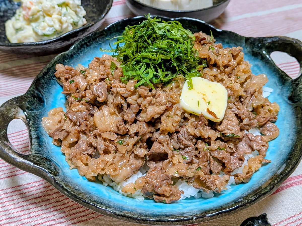kawa1024's tweet photo. 牛しそバター丼

健康度外視、大好きなものだらけです。
とか言うと「いつもの鶏肉愛はどうしたのよ！？鶏肉が、唐揚げが無いじゃない！あれは偽りの愛だったの！？私を騙したのね、キーッ！！」なんて修羅場になりそうですが、男の人っていくつも愛を持っているのですよオロロン。

#おうちごはん https://t.co/HQ9Qyr3H3n
