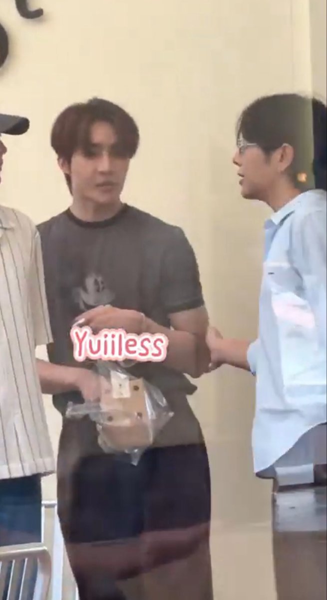 lauemjs's tweet photo. Having his place in the photo, laughing side hugging each other, mix’s hand in earth waist, then Mix goes and touches slightly Earth while saying goodbye… okay okay you are boyfriends we see it😮‍💨😮‍💨(😆) https://t.co/QJkcIVhlfv