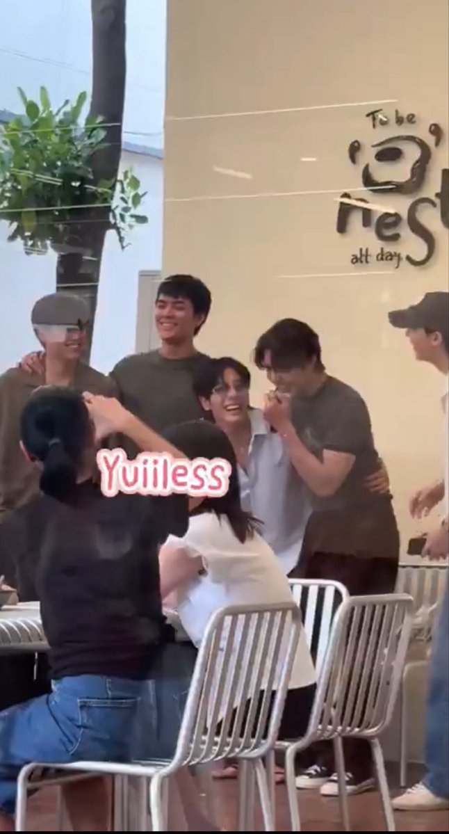 lauemjs's tweet photo. Having his place in the photo, laughing side hugging each other, mix’s hand in earth waist, then Mix goes and touches slightly Earth while saying goodbye… okay okay you are boyfriends we see it😮‍💨😮‍💨(😆) https://t.co/QJkcIVhlfv