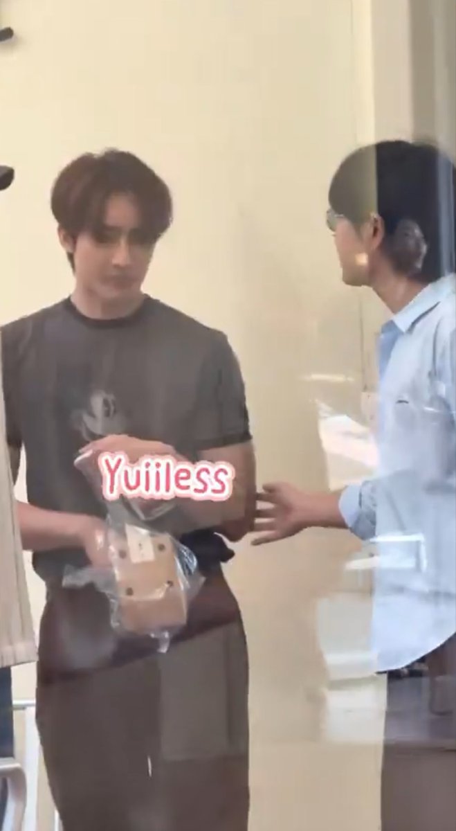 lauemjs's tweet photo. Having his place in the photo, laughing side hugging each other, mix’s hand in earth waist, then Mix goes and touches slightly Earth while saying goodbye… okay okay you are boyfriends we see it😮‍💨😮‍💨(😆) https://t.co/QJkcIVhlfv
