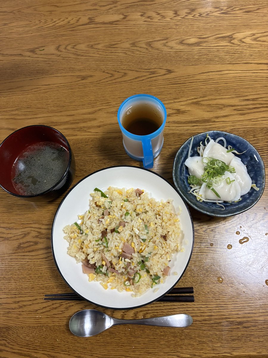shimizuytk's tweet photo. こんばんは。

今日はNHK杯将棋トーナメントを観て、すき家でポークロックカレーを食べました。

夕飯はチャーハンでした。

台風が来ていますね。
皆さんに被害が無い事をお祈り致します。 https://t.co/4xl8h4UKku