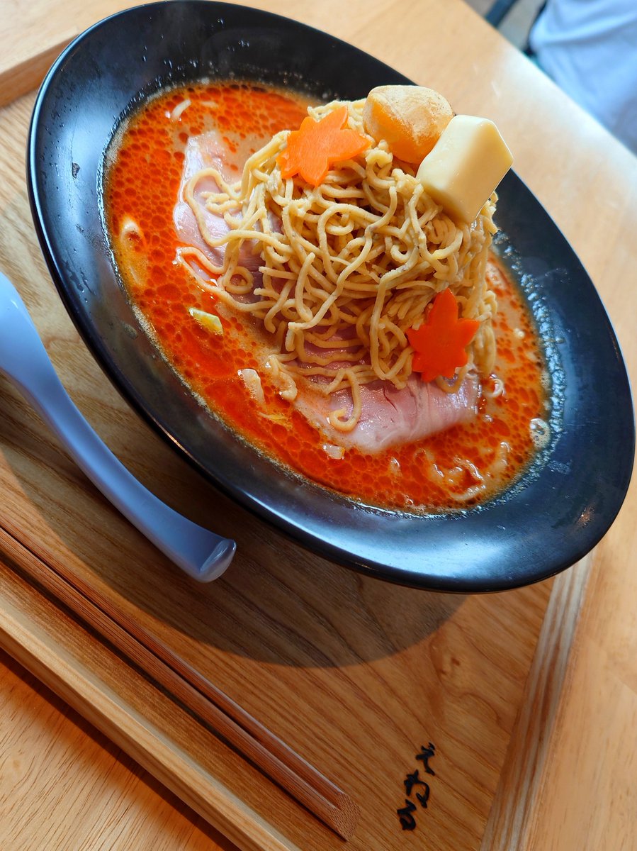 NMGSRI's tweet photo. 限定のモンブランラーメン😋
味噌スープに溶かして味変したりと見た目🤣や想像以上に美味しかったです😍

#麺やえねる https://t.co/bko000NePo