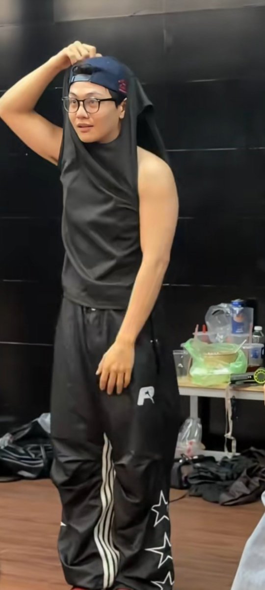 Fakeidol4804's tweet photo. Jaysonlei lòi nguyên cây súng 🤤 https://t.co/xDDglUuRF9