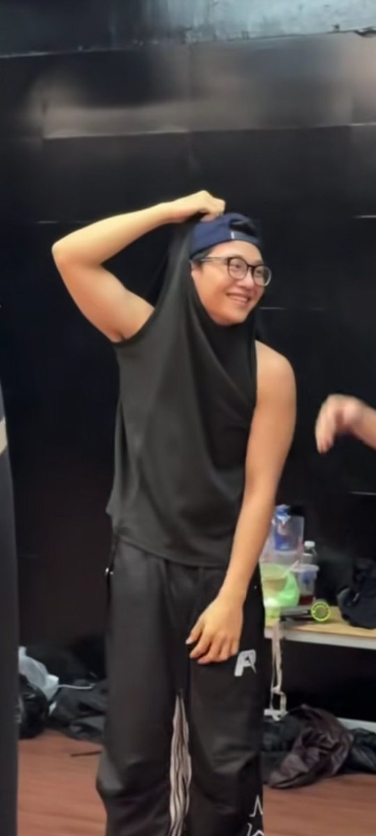 Fakeidol4804's tweet photo. Jaysonlei lòi nguyên cây súng 🤤 https://t.co/xDDglUuRF9