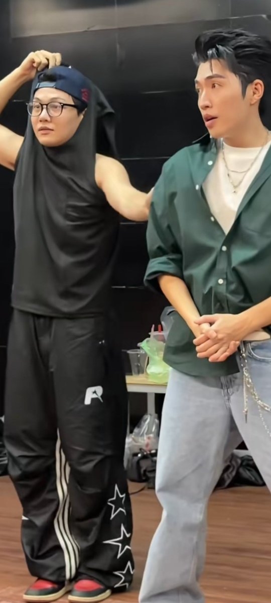Fakeidol4804's tweet photo. Jaysonlei lòi nguyên cây súng 🤤 https://t.co/xDDglUuRF9