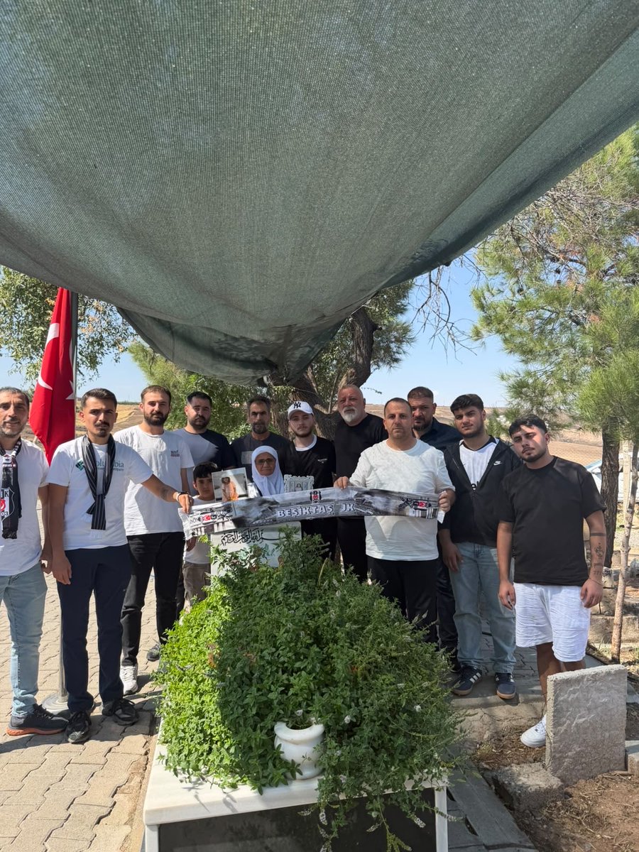 metinyoksu's tweet photo. Amedspor maçı öncesi Beşiktaş taraftarı Narin Güran’ın mezarını ziyaret etti. https://t.co/7RbCcM07wM