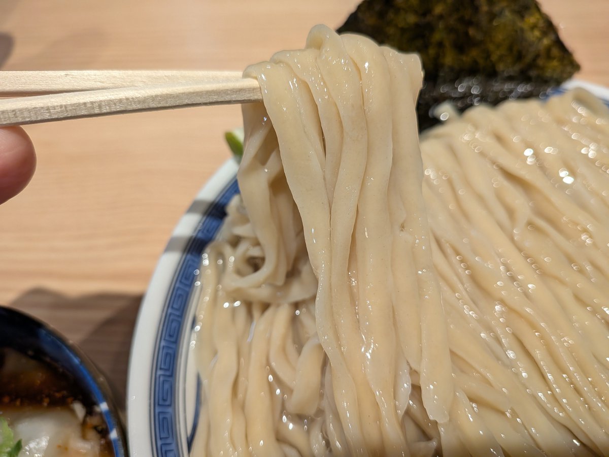 mamyisan's tweet photo. 志木市 千乃鶏 志木店 さん
鰹昆布水つけ麺(醤油) 1,050円 ＋
わんたん3個 180円 ＋
麺大盛り  150円

久々！
最高の昆布水つけ麺を堪能しました👍
平打ち極太麺が冷やされてバツバツの食感！
藻塩をふりかけて麺だけ堪能🥰️麺美味すぎる！
ガツンとパンチのあるつけ汁につければ昇天😇

2026年98杯目 https://t.co/Fg9rvVIv3e