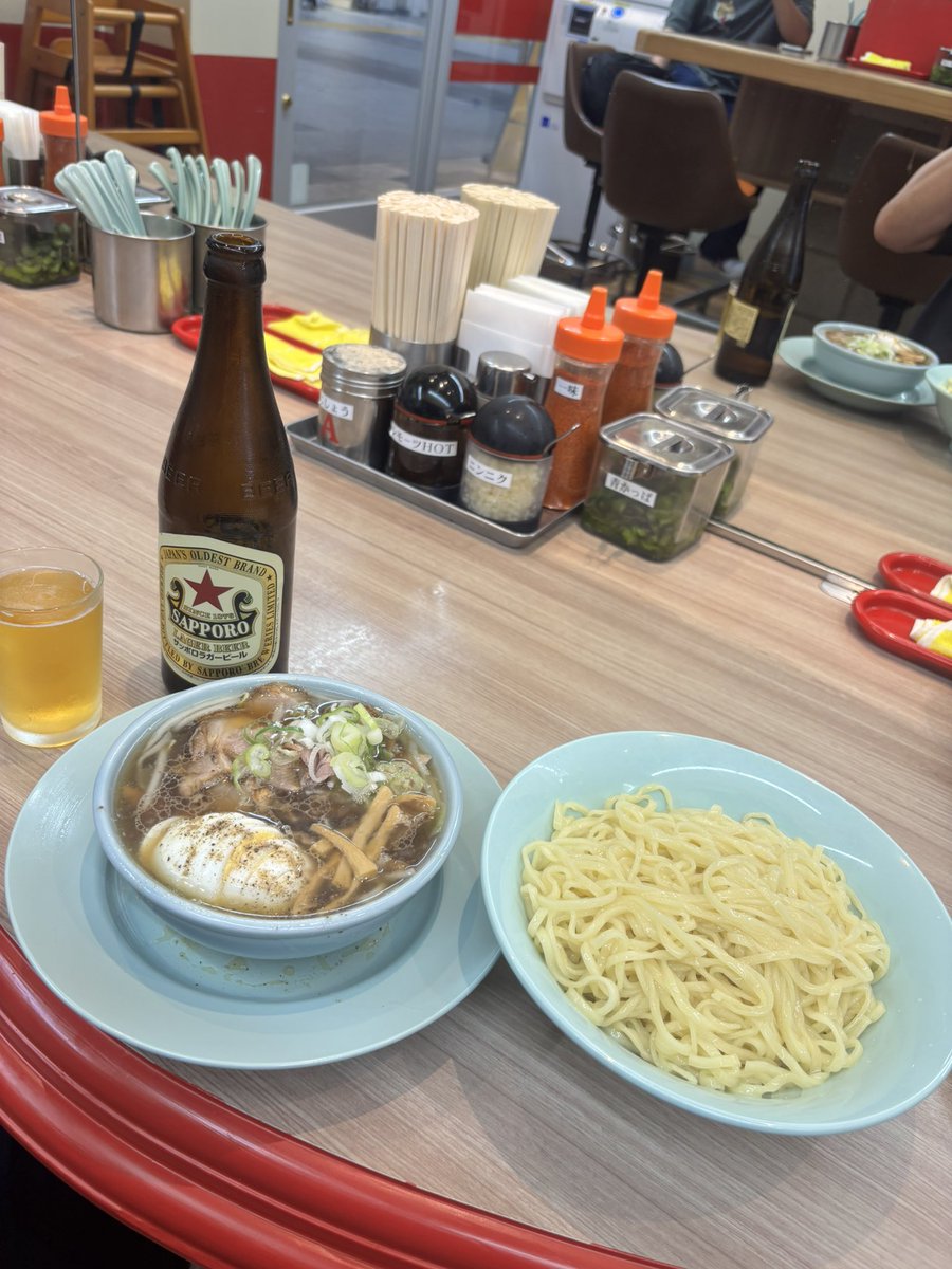 Inottiri's tweet photo. 【かっちゃんラーメン】🔰拝島店
チャーシューもり中華🍜+🍺
「ちゃん系」のつけ麺タイプは食べた事無かったので🍺とご一緒に🥰
🥩たっぷりで普通盛りでも麺量多めな感じ😋
卓上の刻みニンニクぶち込んで途中からの味変で更に食欲マシマシ🤣✨👍美味しかったです♪
ごちそうさまでした😆🙏 https://t.co/r5GVCNJYF8