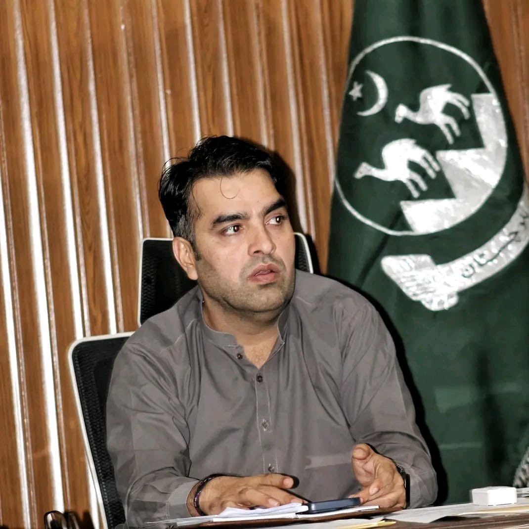 bahotinfo's tweet photo. نوشکی خاران روڈ سے مسلح افراد ڈی سی خاران منیر سومرو کو اپنے ہمراہ لے گئے۔ 

گذشتہ روز چاغی بازار سے ایس ایچ او گل شاہ محمد کو مسلح افراد نے اغواء کرلیا تھا۔ https://t.co/HhUbrJT1iJ
