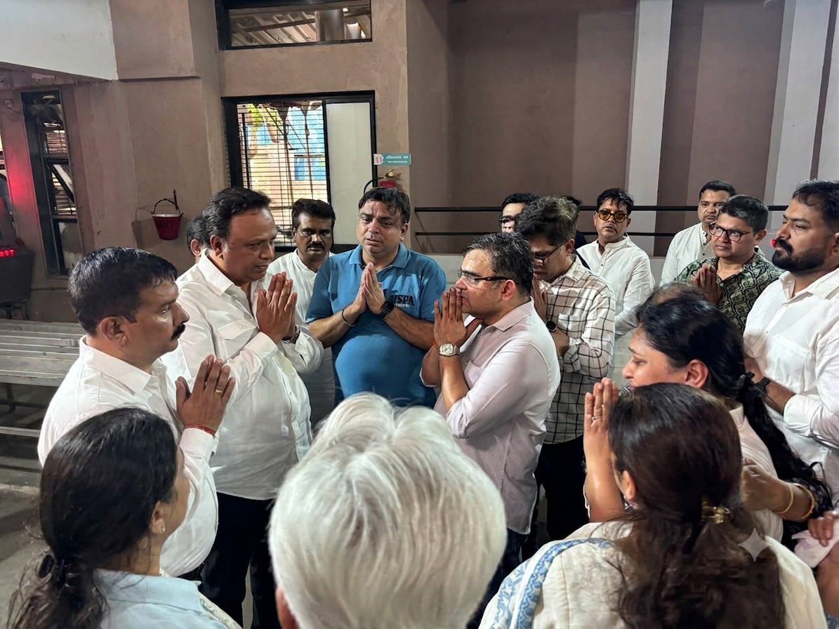 ShelarAshish's tweet photo. Attended the funeral of senior journalist Payal Mehta and conveyed my deepest condolences to her family. Her contribution to journalism will always be remembered. Om Shanti.
…………………………………

ज्येष्ठ पत्रकार पायल मेहता यांच्या पार्थिवाचे अंत्यदर्शन घेऊन भावपूर्ण श्रद्धांजली अर्पण केली. यावेळी त्यांच्या कुटुंबीयांची भेट घेऊन त्यांचे सांत्वन केले.